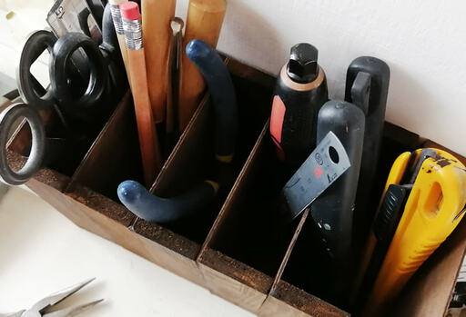 立てかけたツールが横に倒れるのを防ぐ「仕切り」