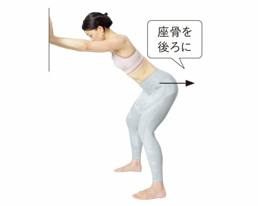 壁に手をついて、お尻を突き出している女性