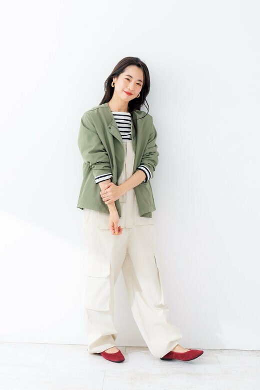 サロペットを着た女性
