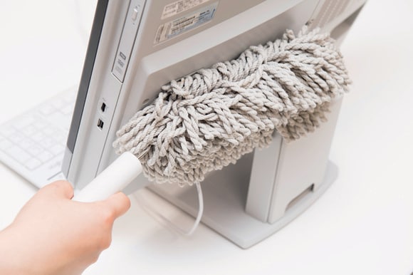 ハンディーモップなどでホコリを落とす