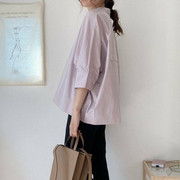 スーピマコットンドルマンスリーブシャツを着た女性横