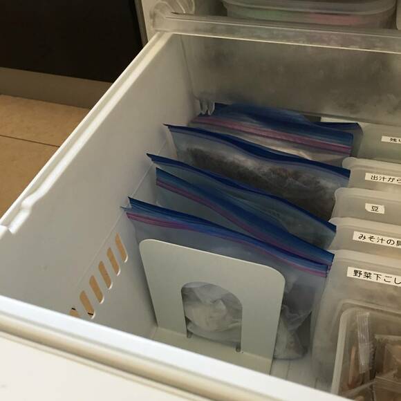 ブックエンドでジップロックを収納