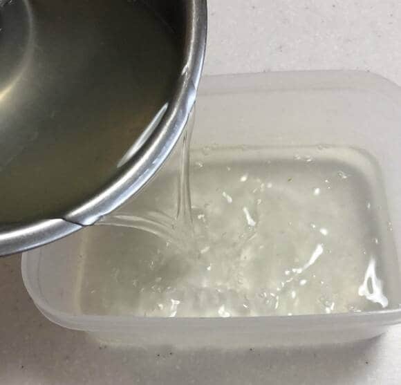 寒天をボウルに移している様子