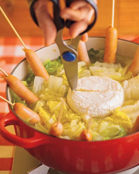 鍋のチーズにハサミで切る様子