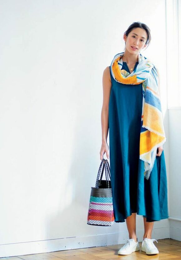 ブルーワンピース女性