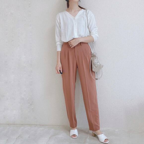 テーパードパンツと合わせたコーデ