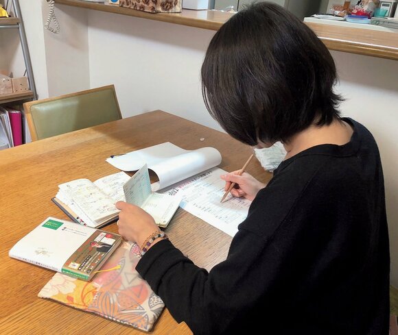 女性デスクで作業中