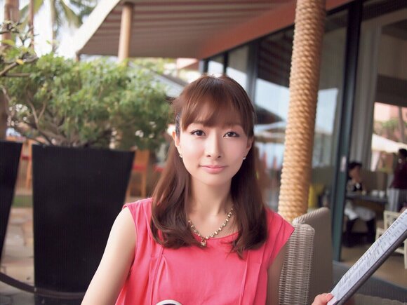 ピンクの洋服女性