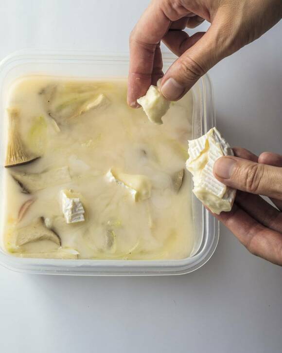 耐熱容器にチーズを入れる様子