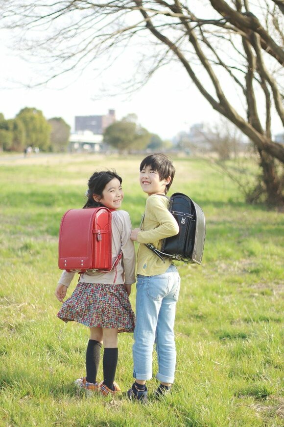 後ろを向いてもらい振り返ってもらう