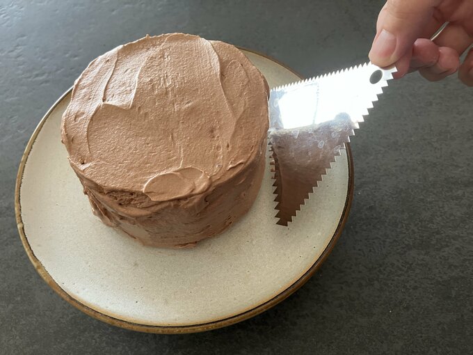 いよいよ切り株風に模様をつけていきます