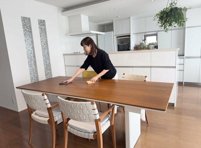 ダイニングテーブルをふいている