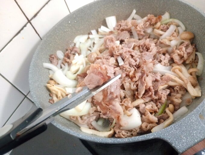 ハヤシライスをつくるとき、加熱後にフライパン上でスライス肉をカットしています