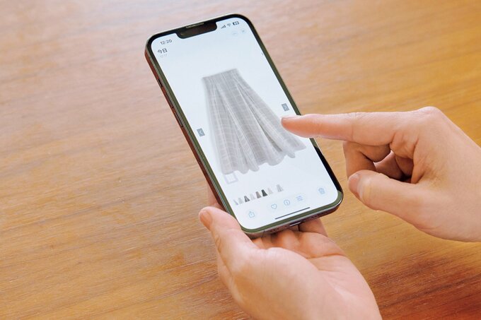スマホで服を探す様子