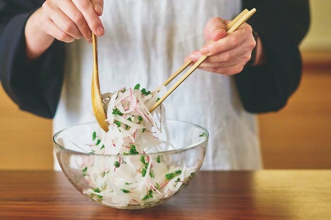 箸とスプーンを使い、空気を含ませながらさっくりと混ぜることで辛味が抜ける