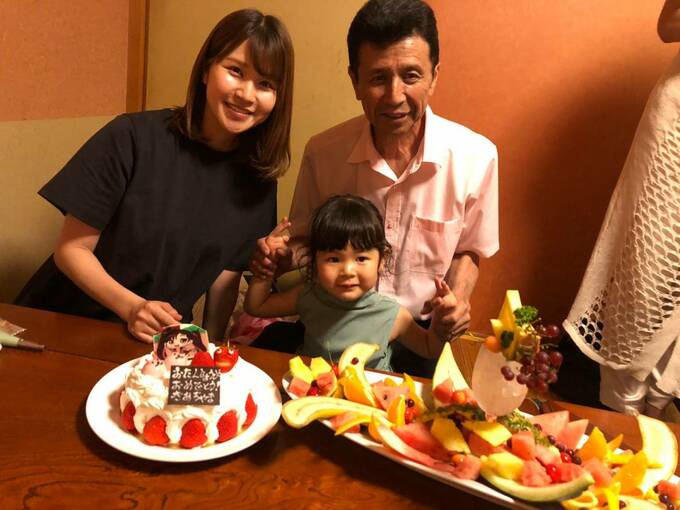 子どもの前にケーキやフルーツなど