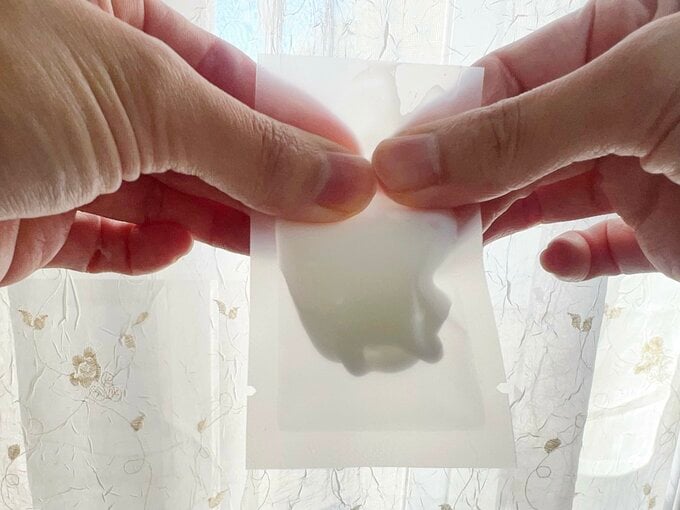 パウチをふさぐ様子