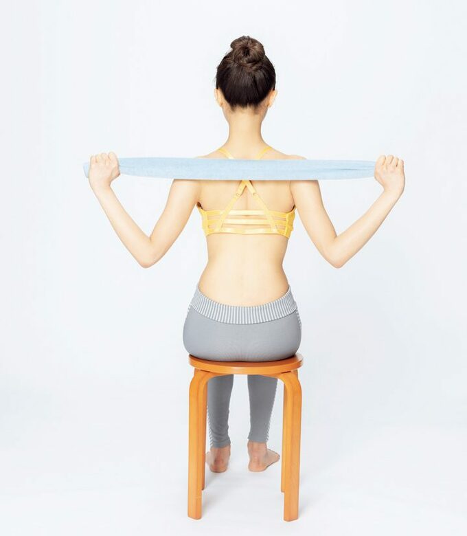 タオルを背中の後ろに