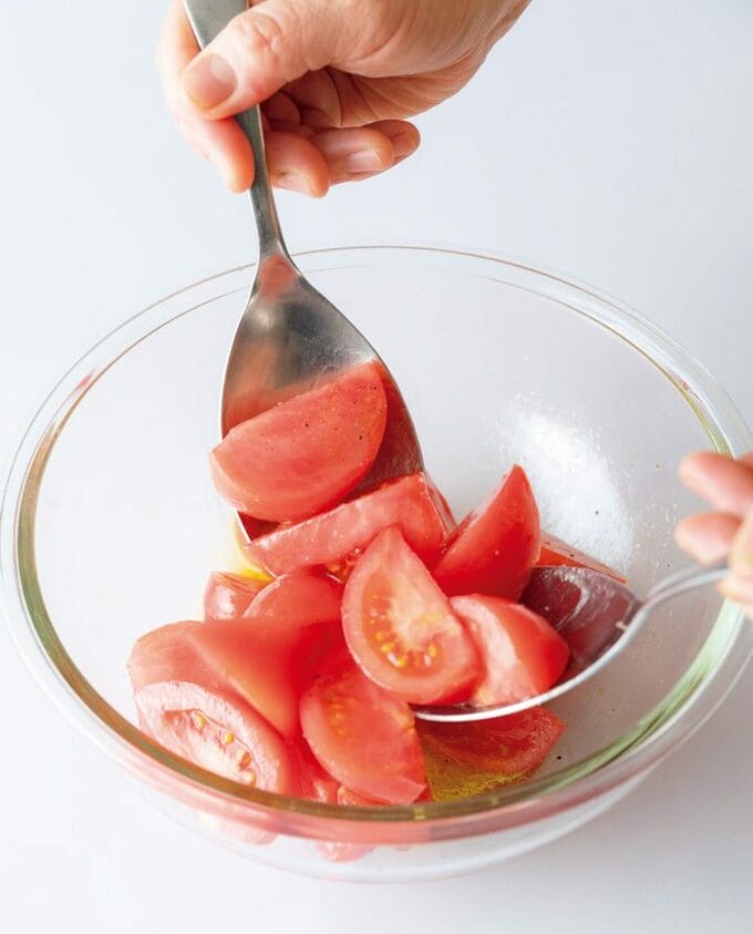 ボウルのトマトを混ぜる