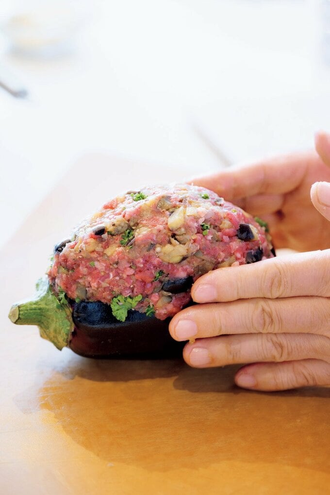 米ナスに肉ダネをつめる