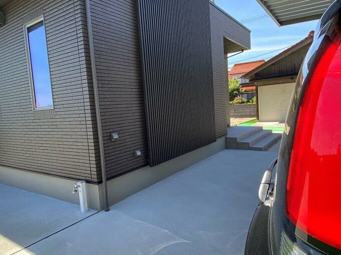 カーポートから玄関を見る