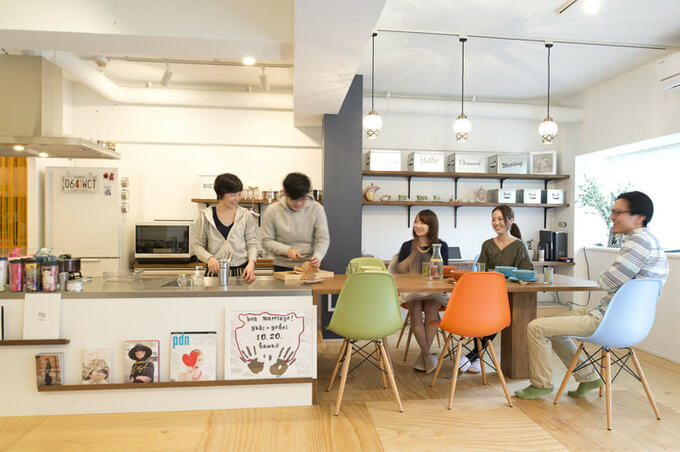 ひと続きのキッチンとダイニングテーブル