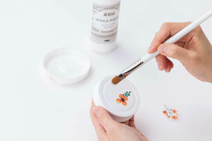 ペーパーをビンのフタにはりつける