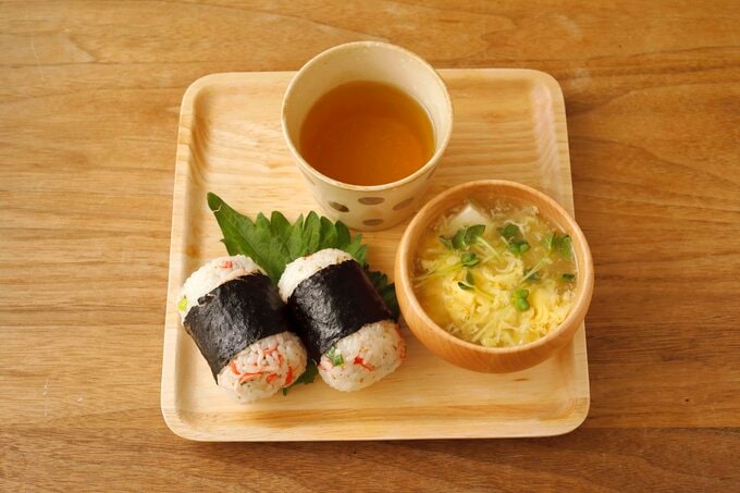 カニカマとネギのゴマおにぎり