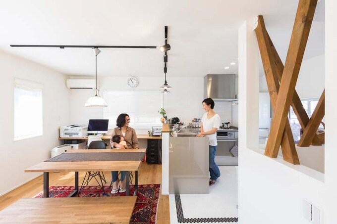 リビングからキッチンダイニングを眺める