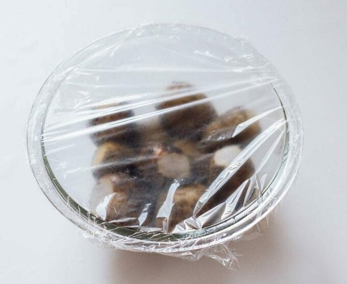 ボウルにサトイモラップ