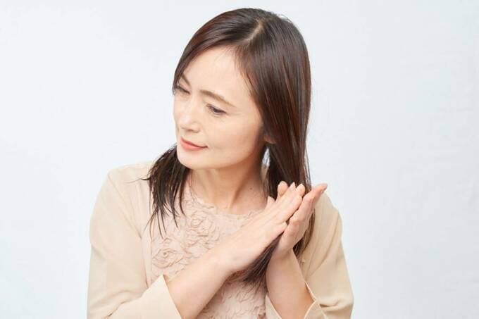 毛先を両手でつつむ