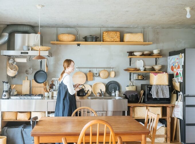 圷さんのキッチン。カゴやザルが並び、ナチュラルな雰囲気