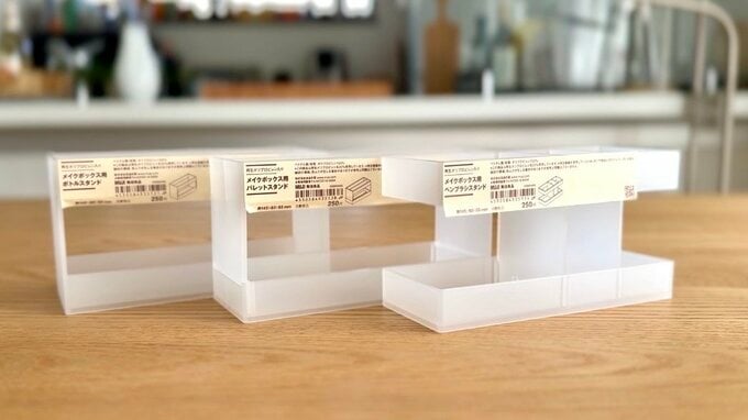 「再生ポリプロピレン入りメイクボックス用スタンド シリーズ」各¥250