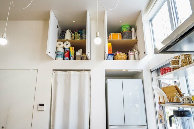 壁面収納の上部も活用