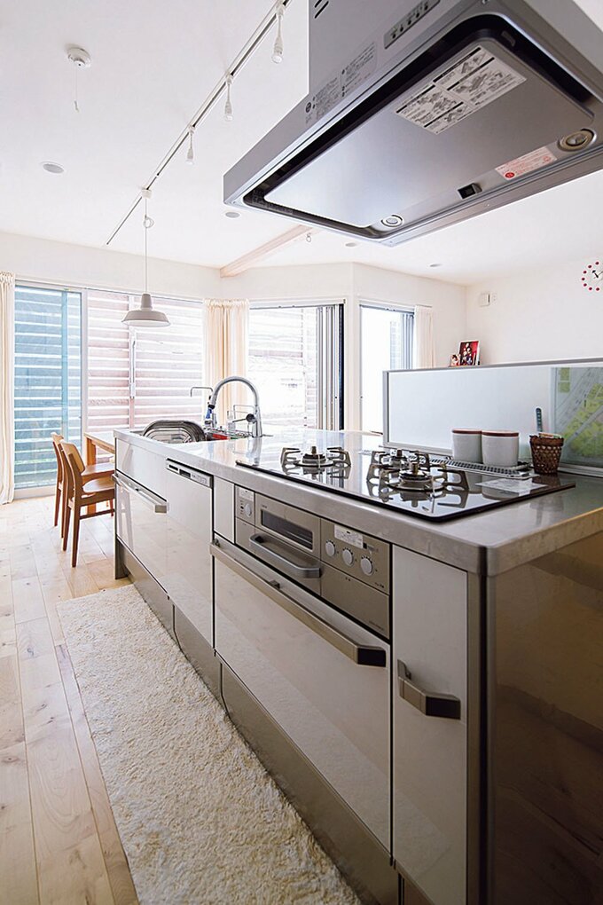 アウトドアリビングに近いキッチン