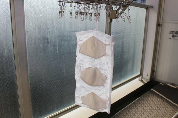 マスクが入った洗濯ネットを干す様子