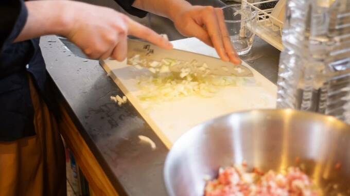 包丁でカットする様子