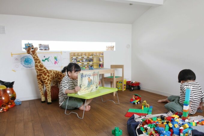 屋根裏部屋で遊ぶ子どもたち