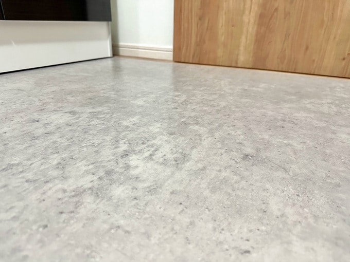 洗面所の床にはモルタル風のデザインをチョイス