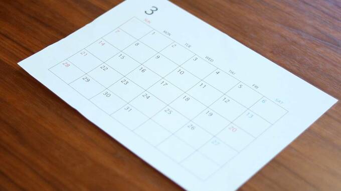 机の上にカレンダー