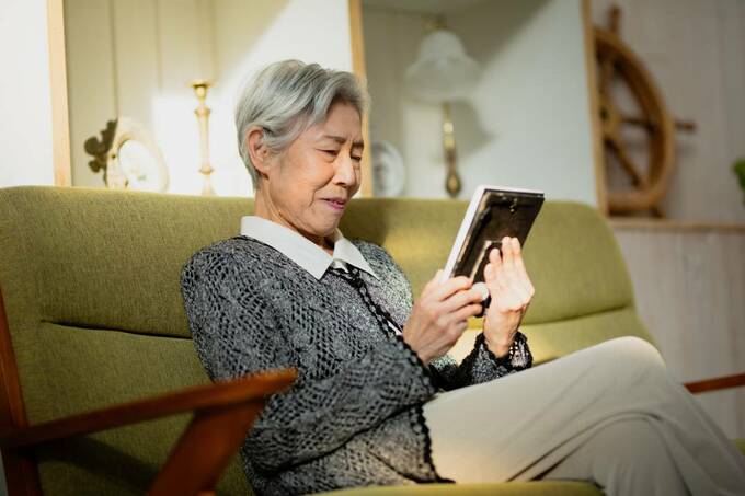 老人が座っている様子