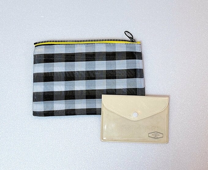 写真:ポーチと小銭入れ