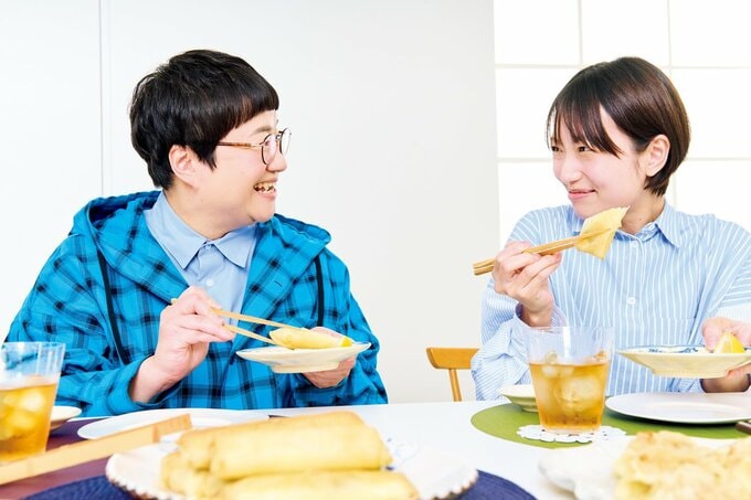 食事をする長谷川あかりさんと近藤春奈さん
