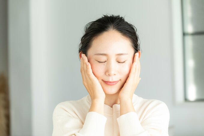 スキンケア中の女性