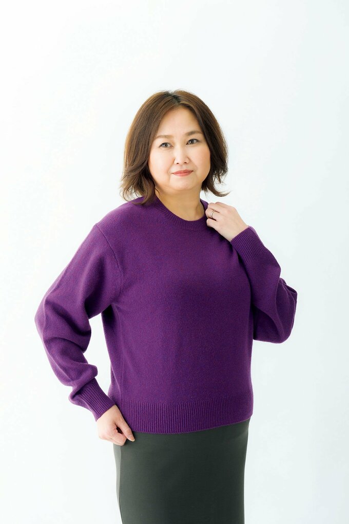 パープルセーターの女性