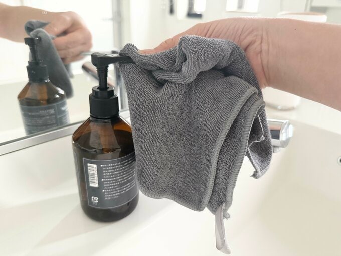 洗面所のハンドソープをふいている