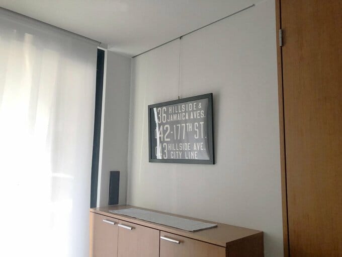 玄関幅に合わせたピクチャーレール