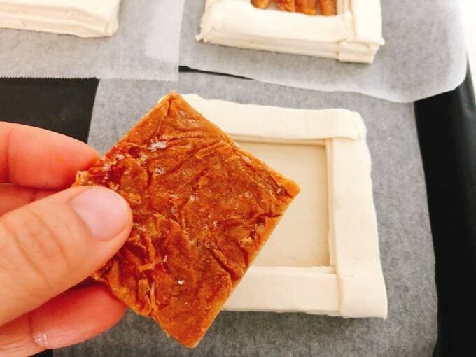 カレーを平たく冷凍したもの