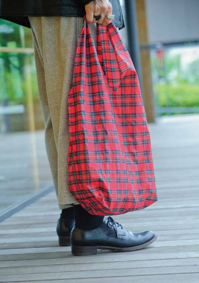 赤のチェック柄バッグ