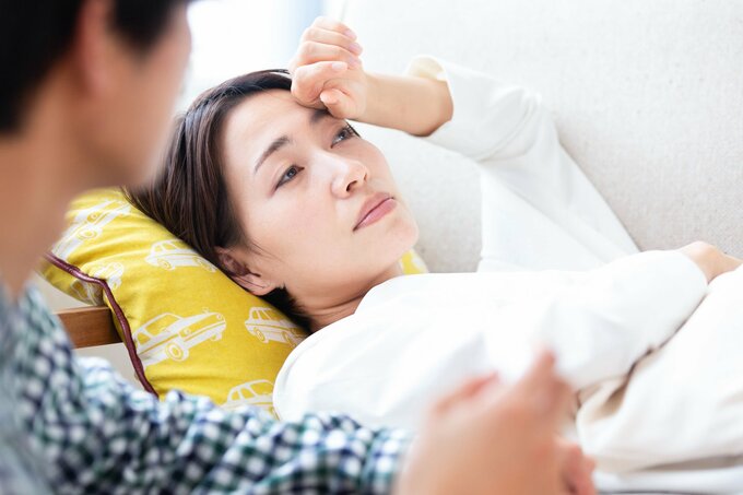 妻を看病する夫